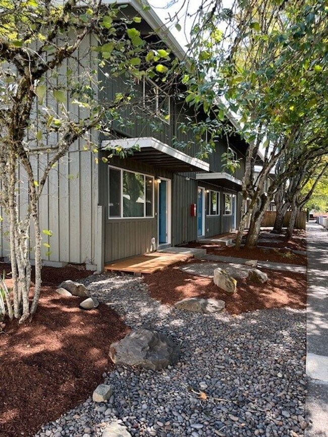 Building Photo - (248) 2 Bedroom Town Home w/ Private Yard ...
