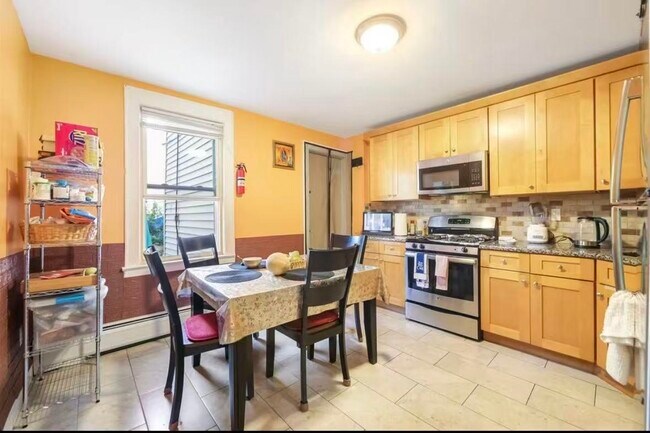 Building Photo - 530 47th St