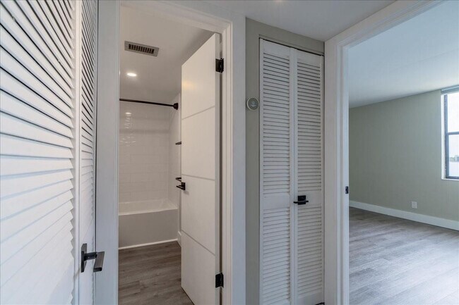 Building Photo - 113 Lake Emerald Dr