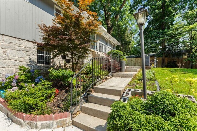 Building Photo - 2132 Fairway Cir NE