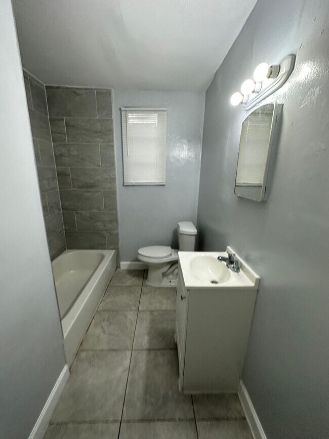 Building Photo - 1923-1925 Ella St