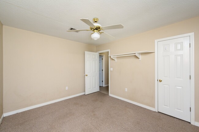 Building Photo - 4863 Kensington Ln