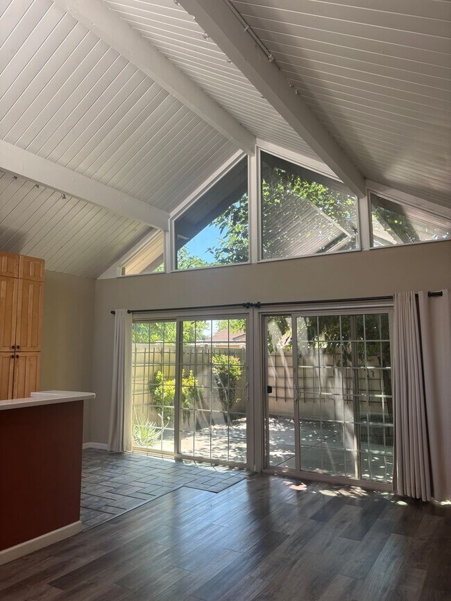 Building Photo - Lovely, 2 Bedroom 1.5 bath townhome nestle...