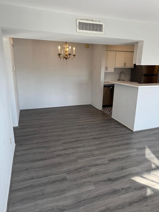 Building Photo - 10603 S Wilcrest Dr