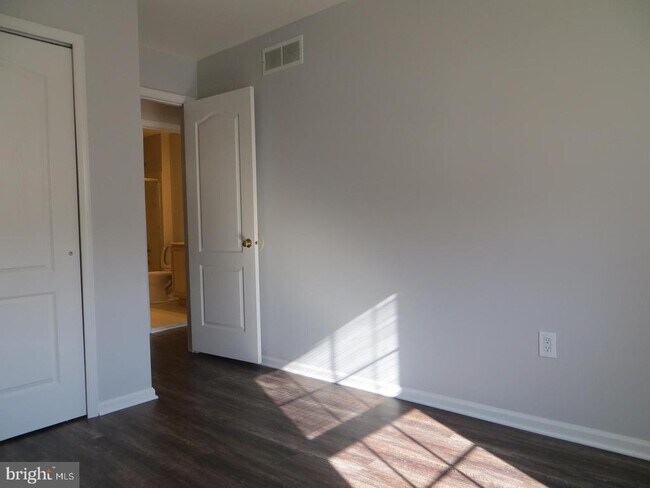 Building Photo - 3606 N Carriage Ct
