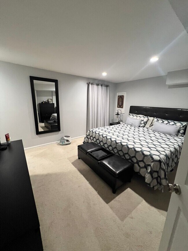 Building Photo - Gorgeous 5 Bed 3.5 Bath Single Family Home...