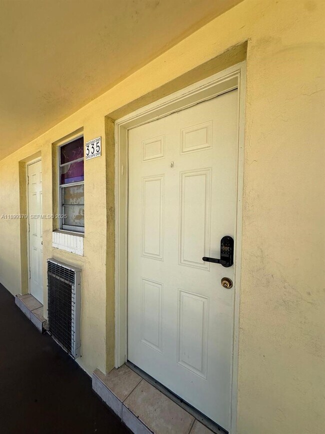 Building Photo - 20201 NE 29th Ct