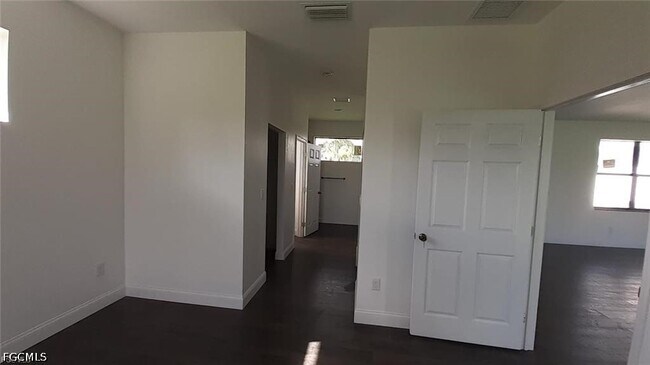 Building Photo - 1201 NE 18th Pl