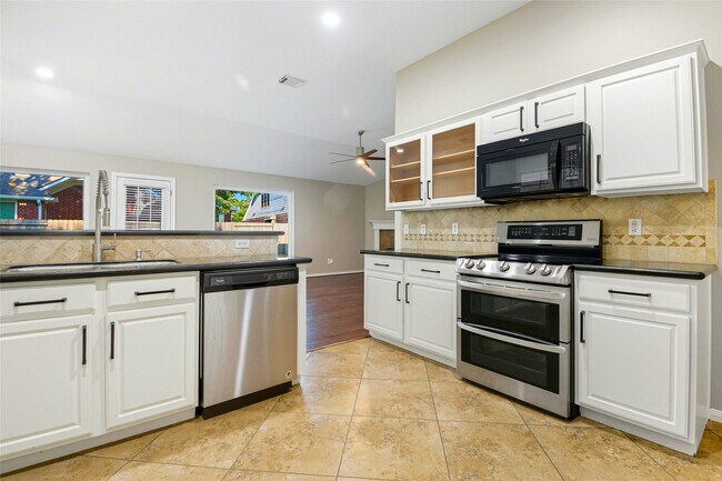 Building Photo - 15522 Valley Plum Ct