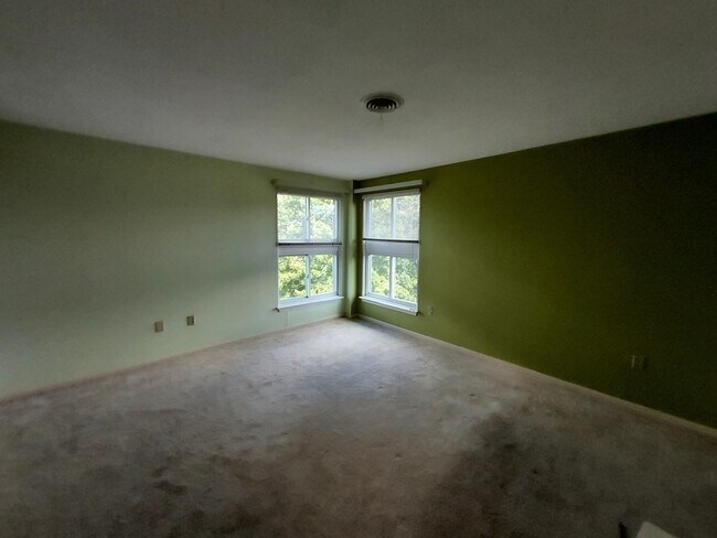 Building Photo - 255 North Rd