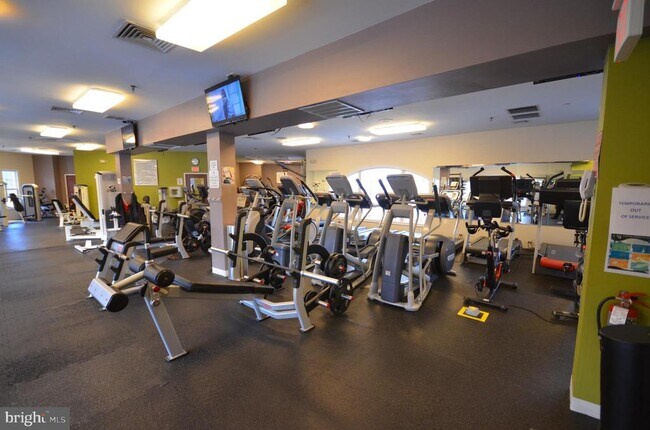 Building Photo - 4950 Brenman Park Dr