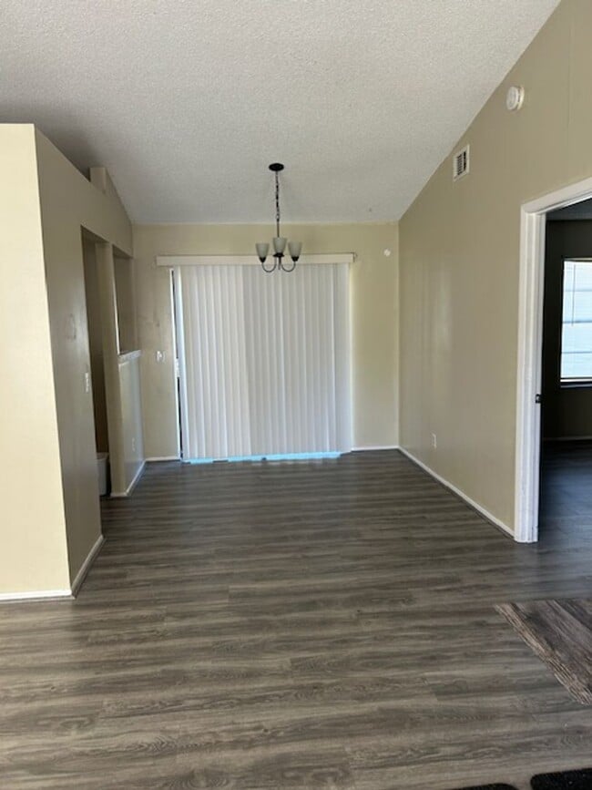 Building Photo - 3 bedroom, 2 bath home