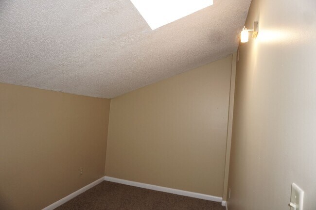 Building Photo - Westside 2/2 Townhome Near NAS