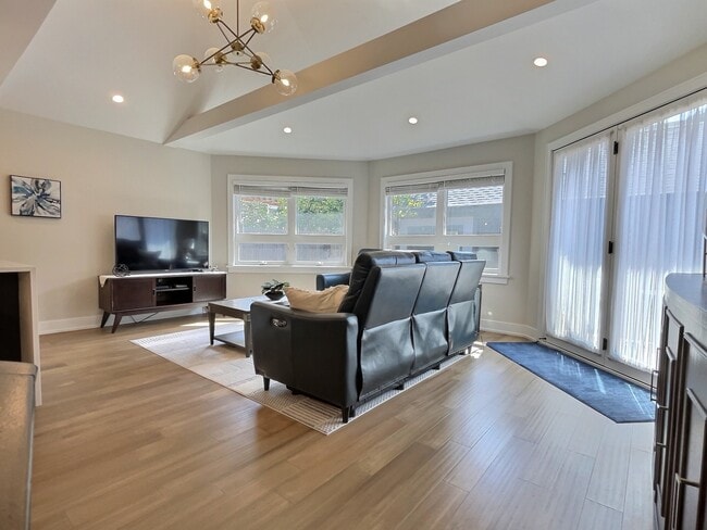 Building Photo - 5245 W Ardmore Ave