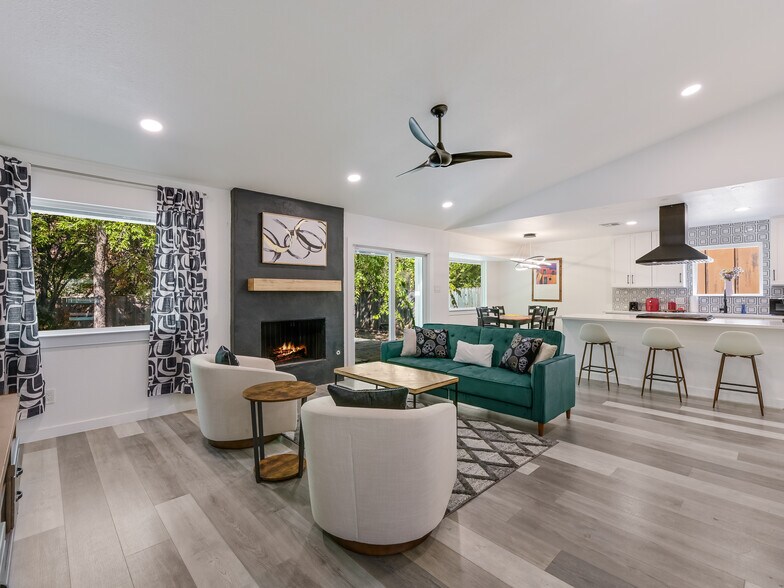 Building Photo - 2512 Lazy Oaks Dr