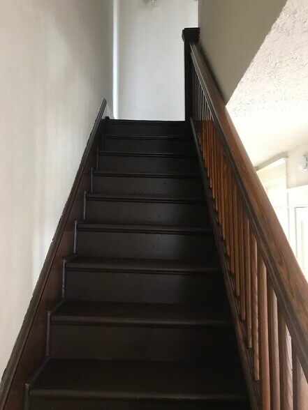 Stars to 3rd Floor - 404 Elm St