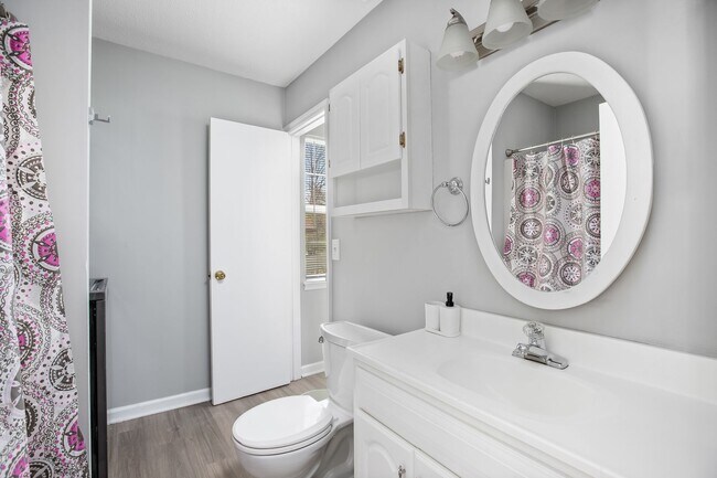 Building Photo - Spacious 3 bed 2 Bathroom House in Peace Haven Rd Winston-Salem