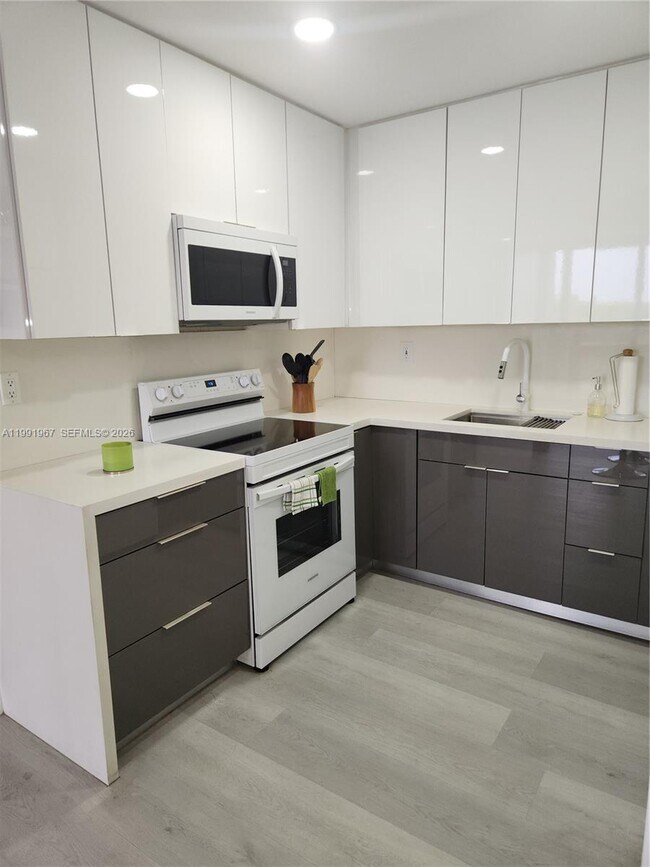 Building Photo - 3551 SW 9th Terrace