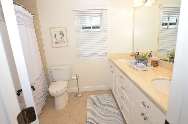 Building Photo - Charming Vacation Home, Furnished 4Bd/3.5Ba Home
