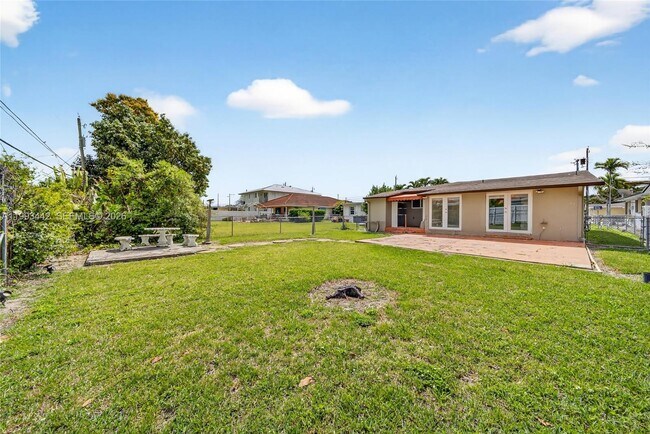 Building Photo - 7261 SW 21st St