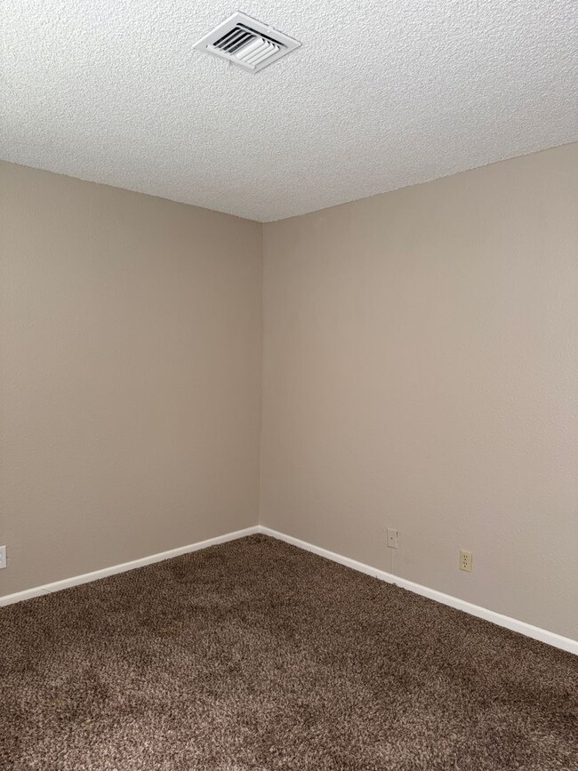 Building Photo - 3619 Villa Knolls E Dr