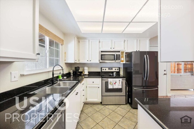 Building Photo - 8844 Garden Glen Way