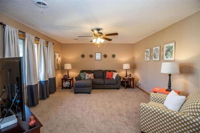 Building Photo - MINUTES FROM OGDEN GATE! LARGE BACKYARD!