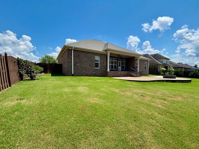 Building Photo - Madison City Schools with a 3 car garage and large fenced yard!