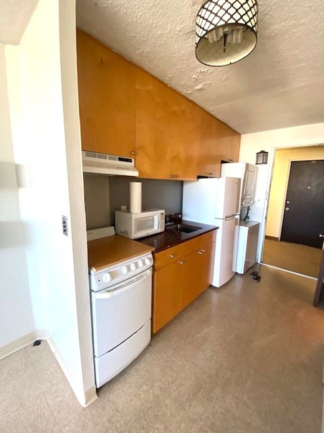 Building Photo - Studio unit with parking in Honolulu