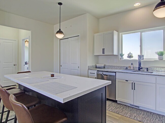 Building Photo - Bright & Open 3-Bed | Great Yard + Mountai...