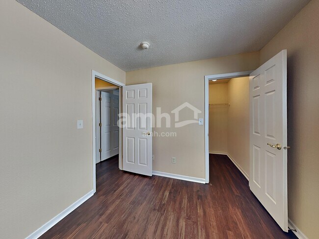 Building Photo - 8110 Red Barn Ct