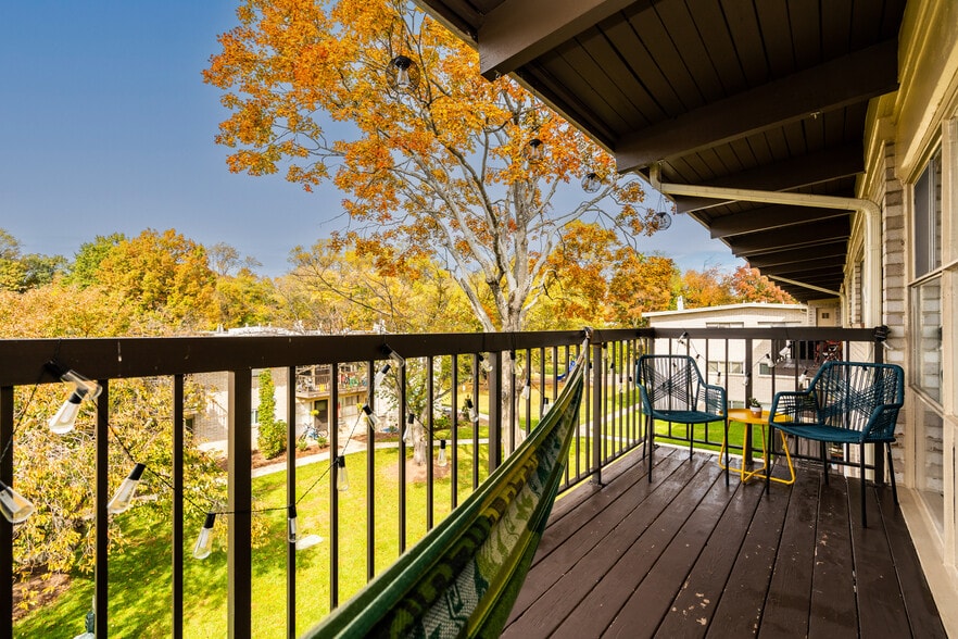 Building Photo - 4965 Americana Dr