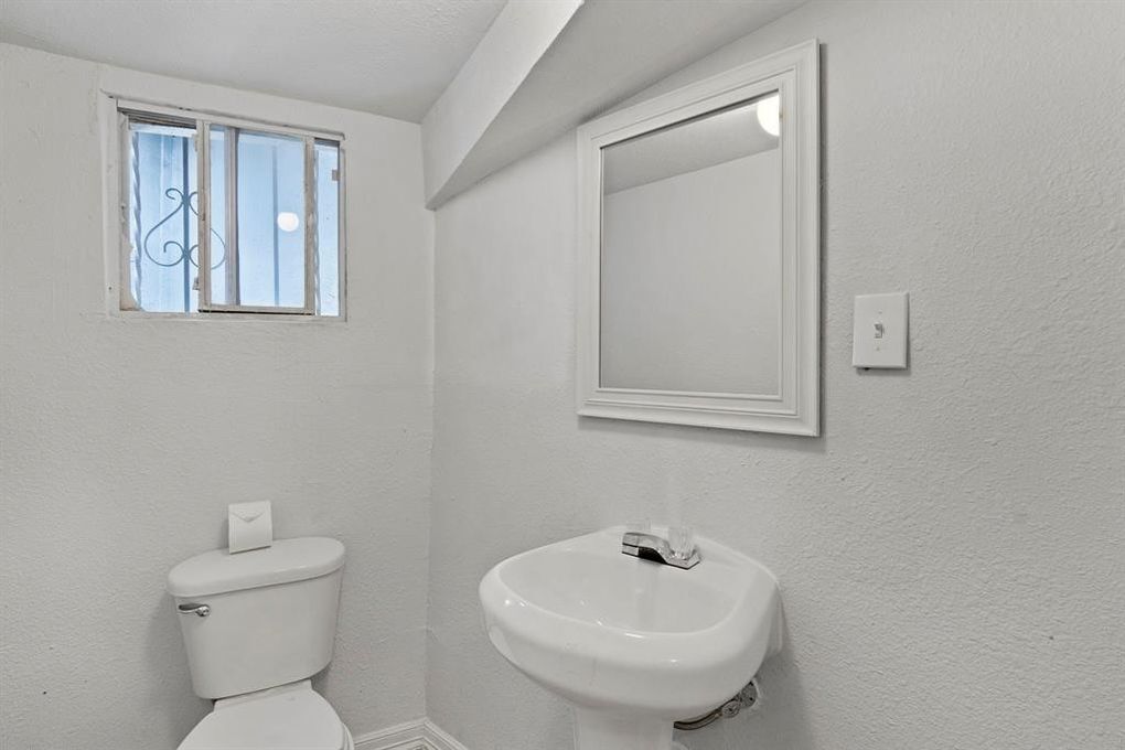 Building Photo - 1910 Danube Dr