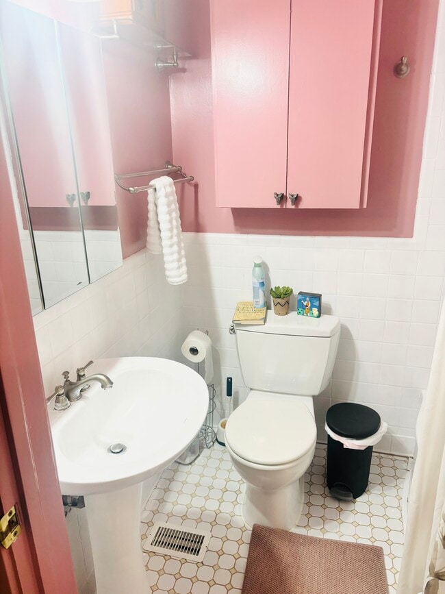 Bathroom 2 - 1100 Hawthorne St