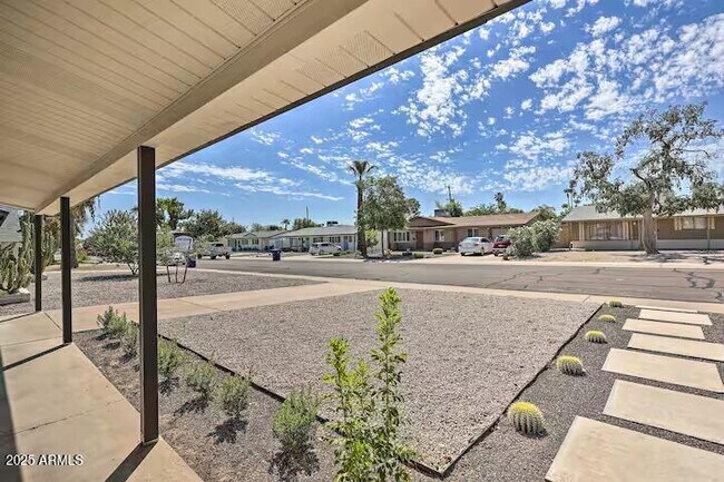 Building Photo - 310 E Papago Dr