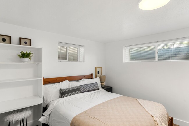 Building Photo - 940 E Buddlea Dr