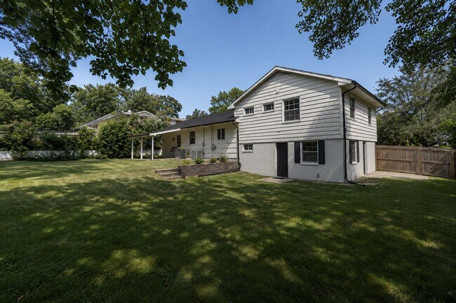 Building Photo - 100 W Leslie Ln
