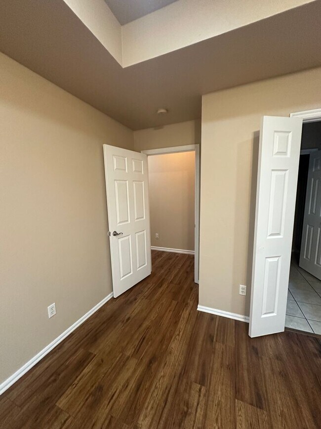 Building Photo - 2504 Thomas Dr