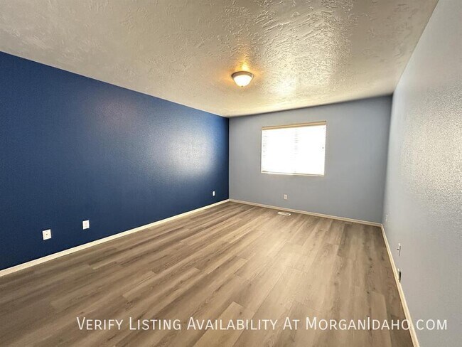 Building Photo - 1723 W Bayeux Dr