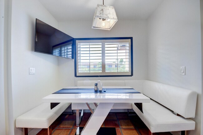 Building Photo - 4666 Fountains Dr S