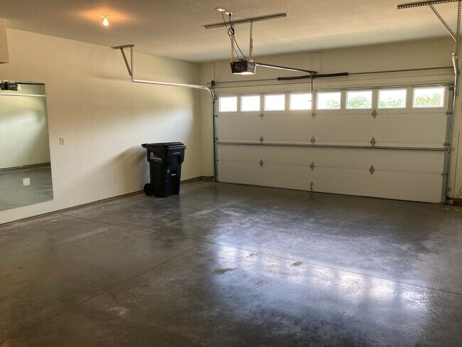 Building Photo - Bright 3BR Townhome with Bonus Room - Available NOW!