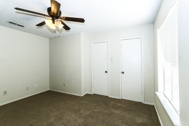 Building Photo - Upscale Townhouse in Great Area