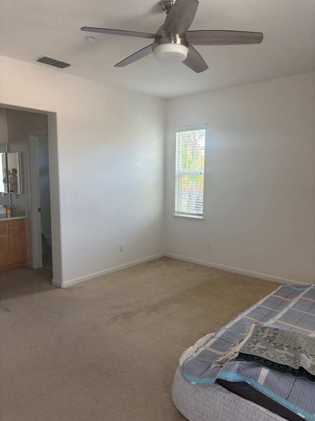 Building Photo - Stunning 5-Bedroom, 4-Bath Home in Prime B...