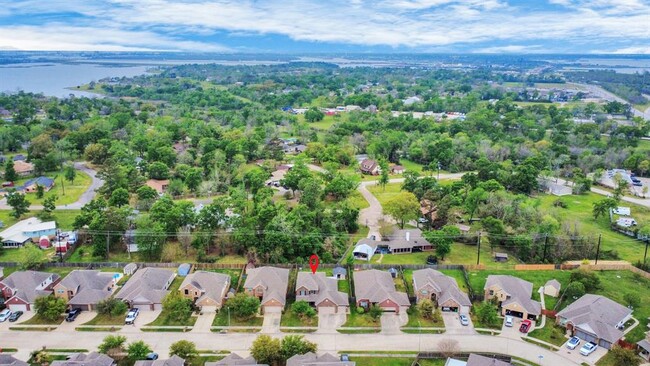 Building Photo - 122 Persimmon Dr