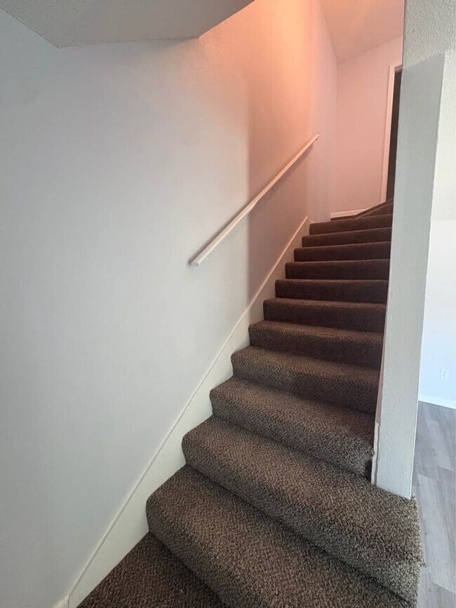 Building Photo - Newly Renovated 2 Bedroom 1.5 Bath