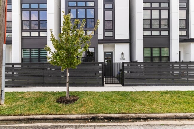 Building Photo - 1504 Ennis St