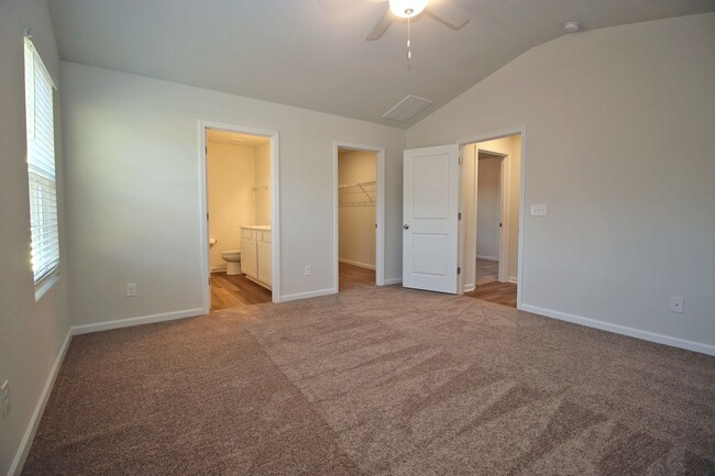 Building Photo - 3 Bedroom, 2 Bath in Lexington - Available...