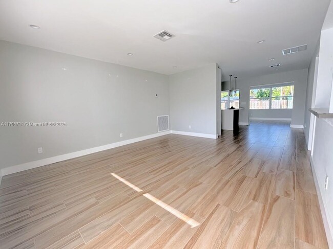Building Photo - 401 S Highland Dr