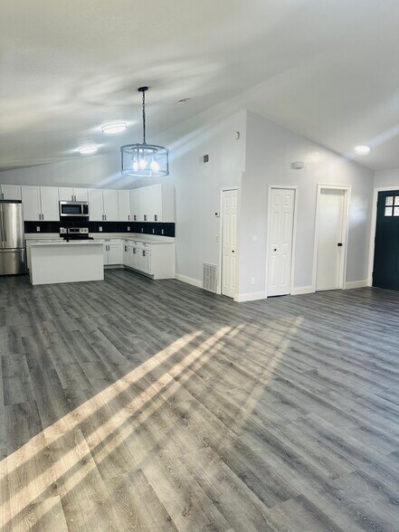 Building Photo - 648 Pyramid Ave