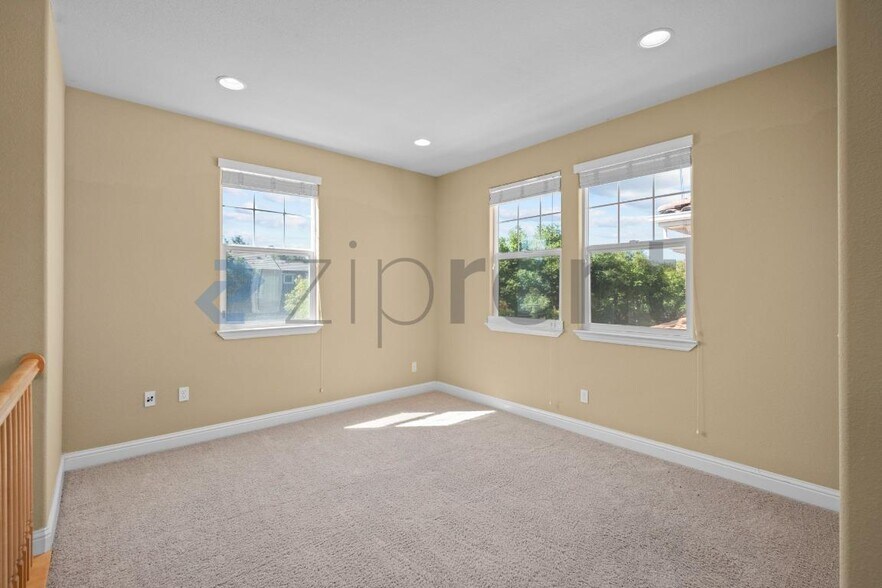 Building Photo - Unit